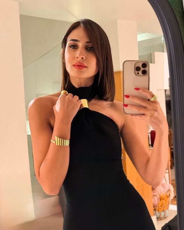 آن الرفاعي في صورة سيلفي