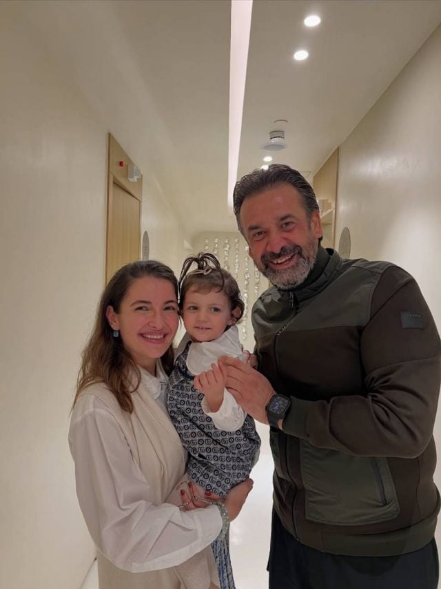 كريم عبد العزيز وزوجته في عيادة شام الذهبي... وهذا ما فعله مع ابنتها (فيديو)