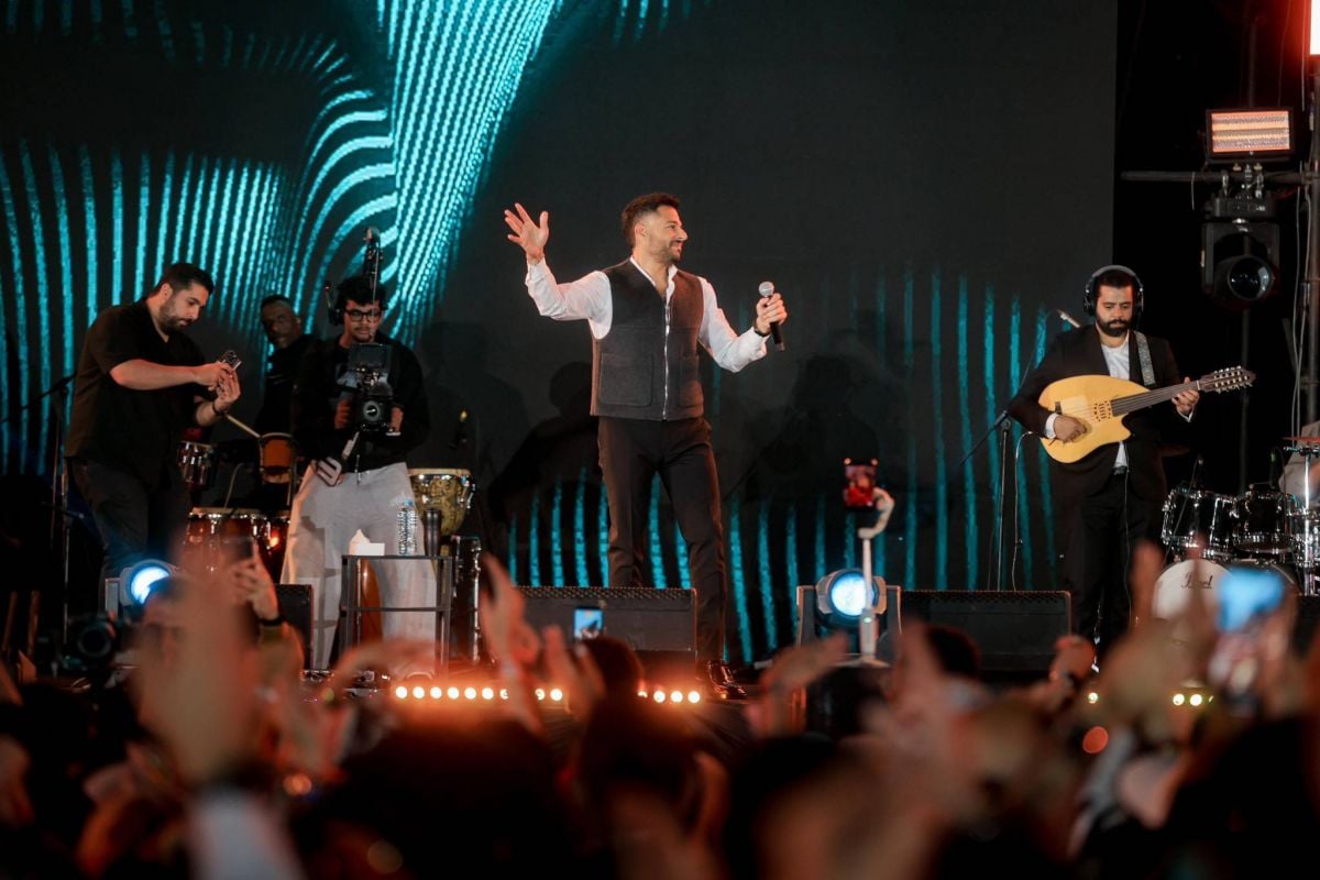 الجمهور يحتفل بيوم ميلاد محمد حماقي في حفله الأخير (صور)