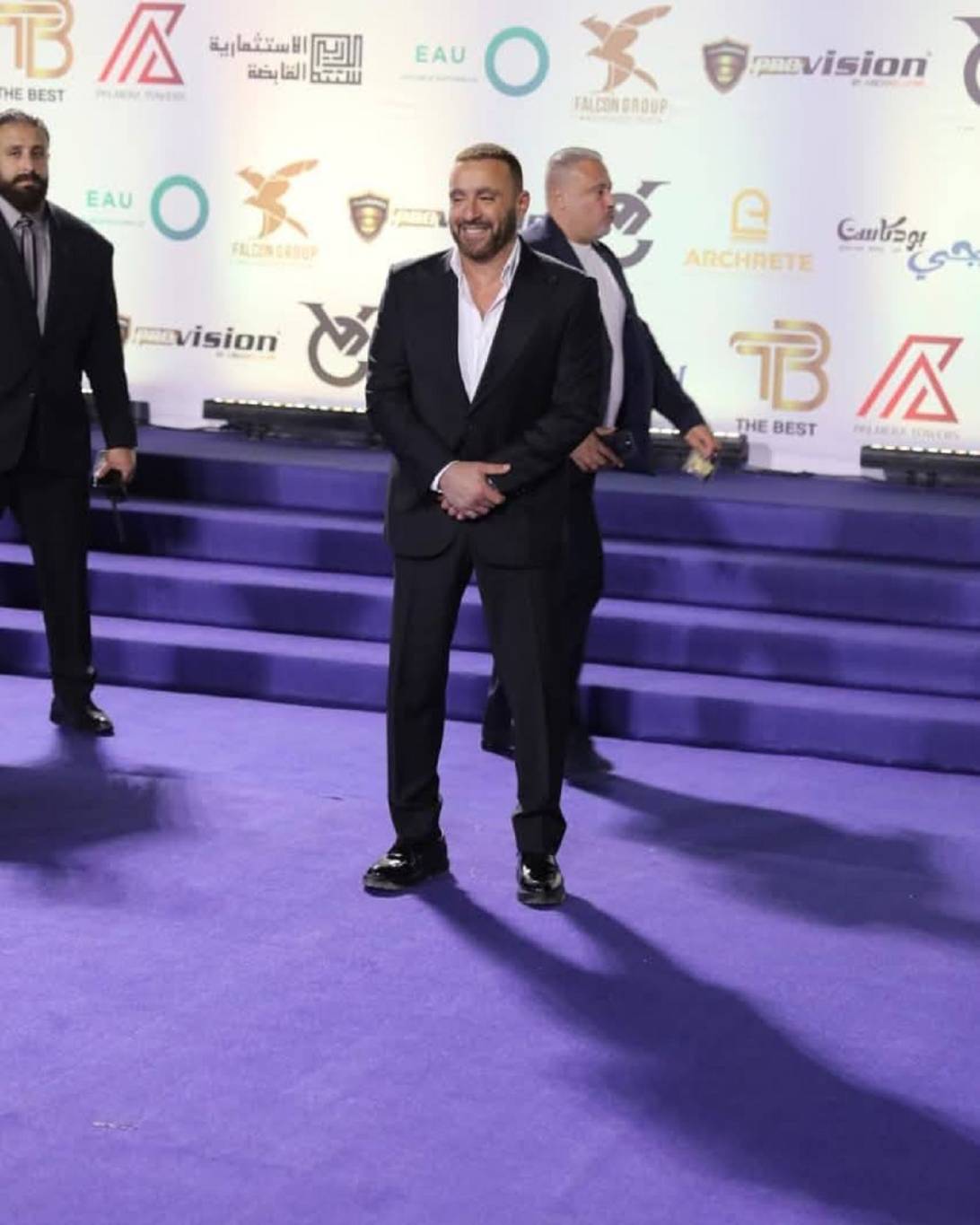 محمد رمضان يهدي جائزته لوالده ويرقص مع أحمد السقا... أبرز لقطات حفل 