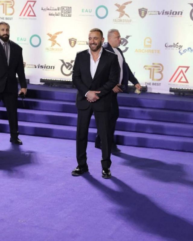 محمد رمضان يهدي جائزته لوالده ويرقص مع أحمد السقا... أبرز لقطات حفل 