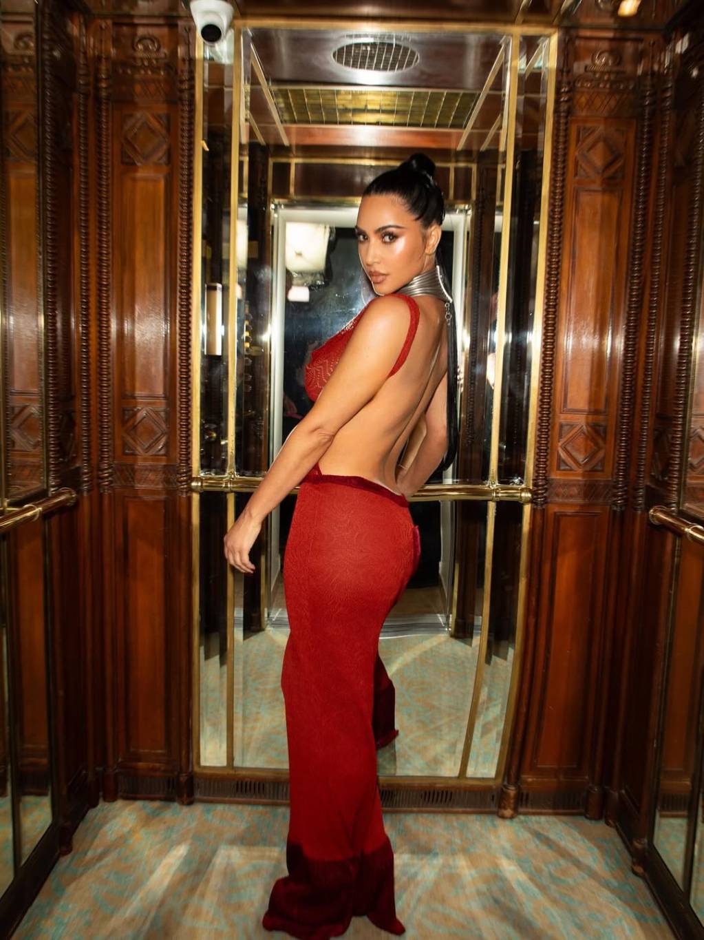 كيم كارداشيان تواصل ارتداء فساتين ديور بتصميم جون غاليانو 