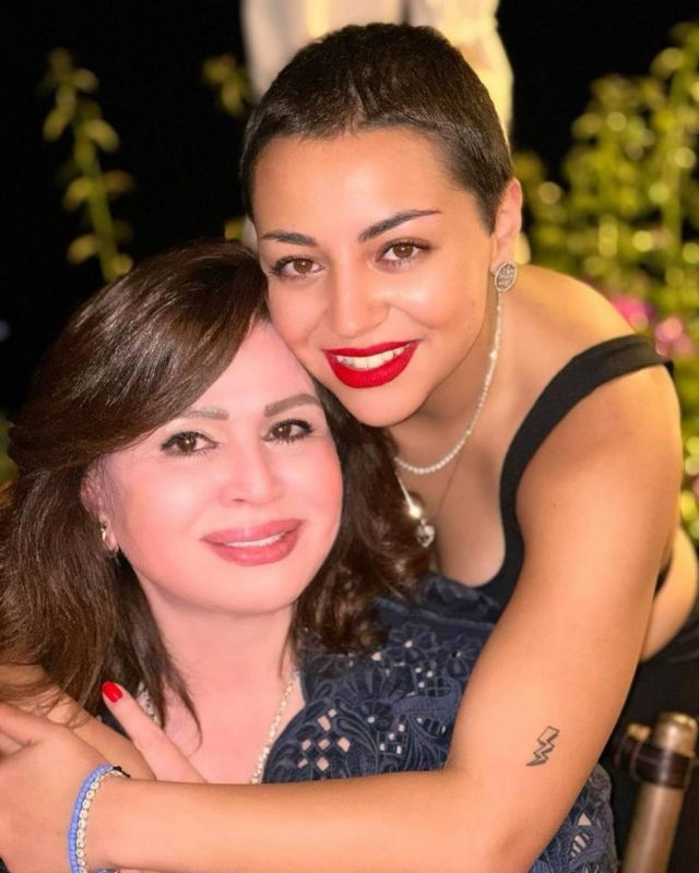 إلهام صفي الدين وخالتها إلهام شاهين