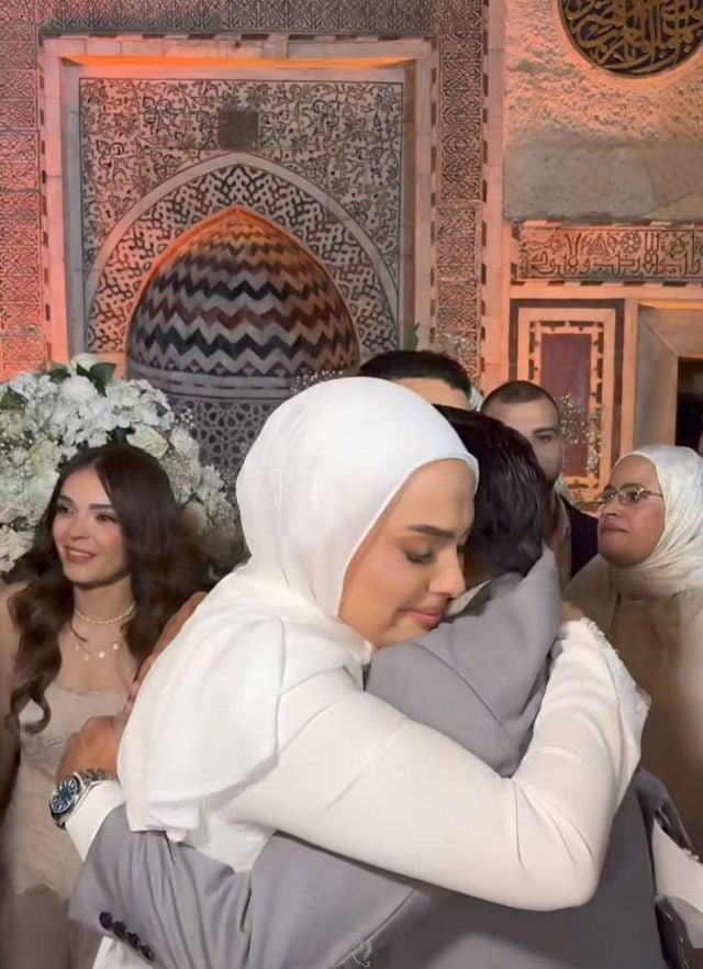 بكاء ابنة محمد هنيدي في حضن والدها