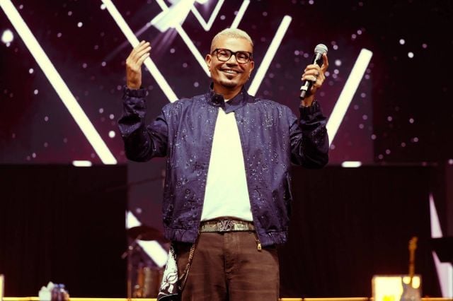 عمرو دياب يعلّق على نجاح حفله بالكويت (صور)