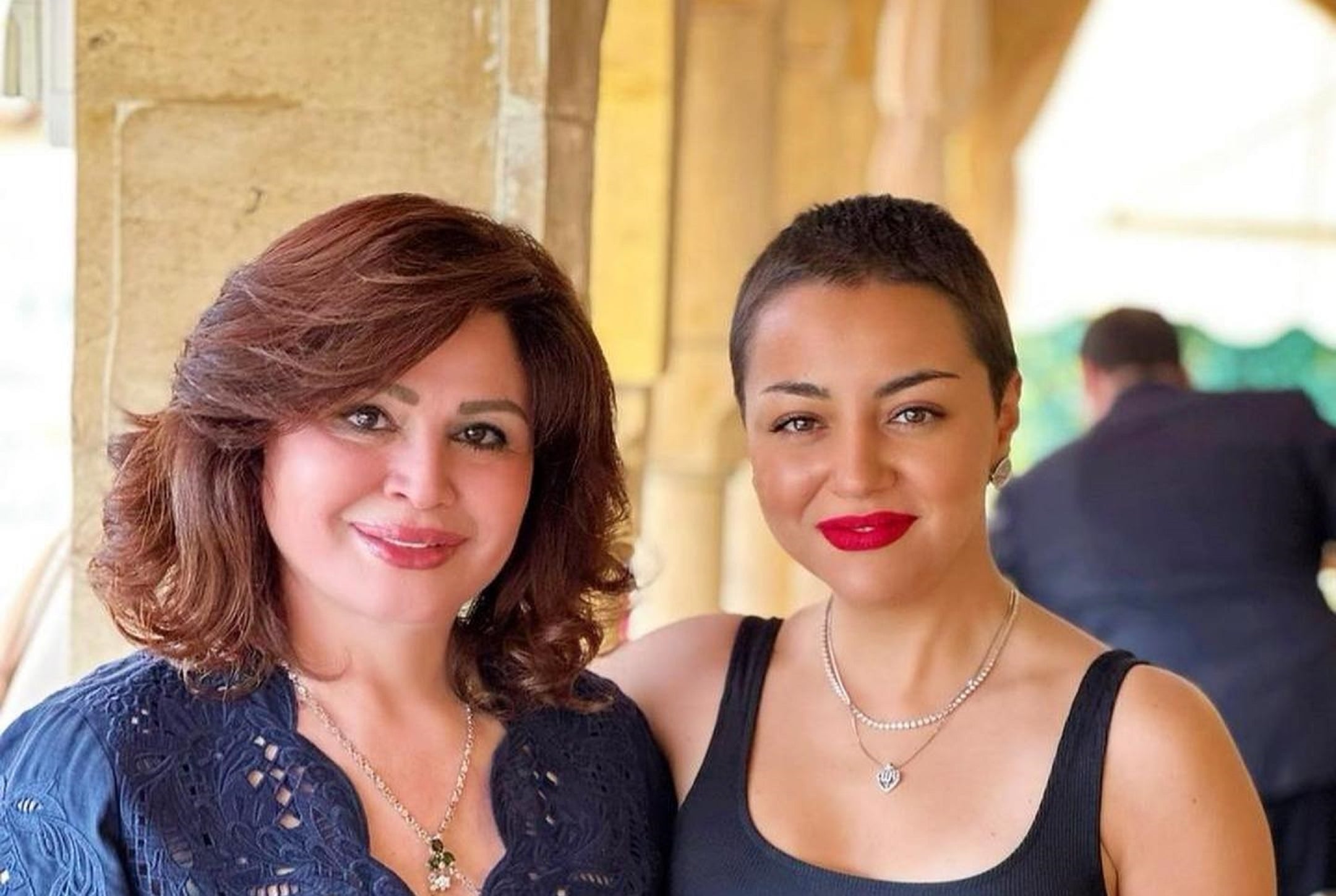 إلهام صفي الدين مع خالتها إلهام شاهين