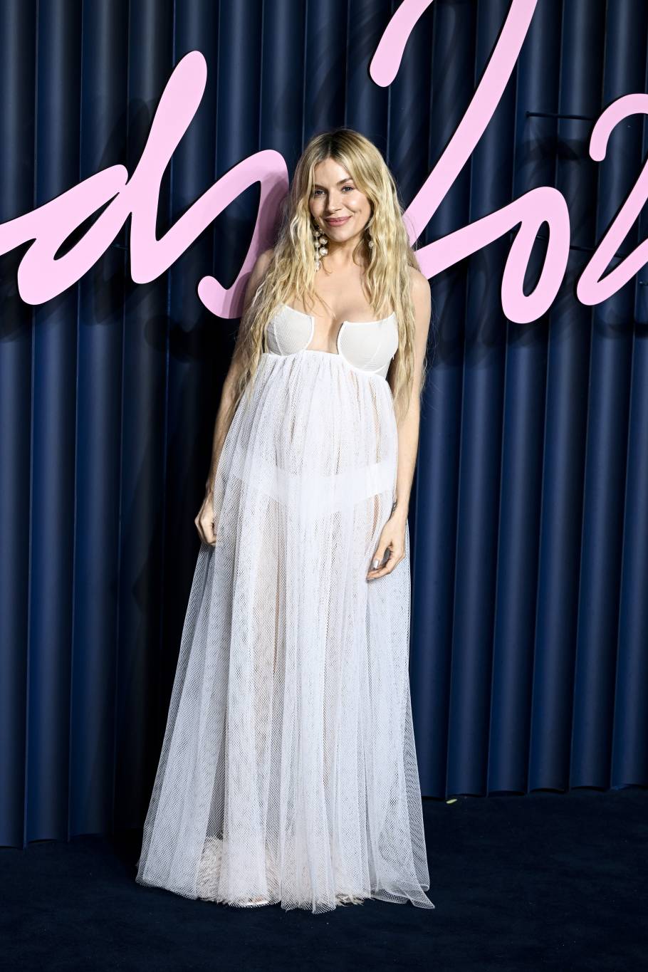 سيينا ميلر تعود إلى جوائز الموضة في لندن بتصميم من 