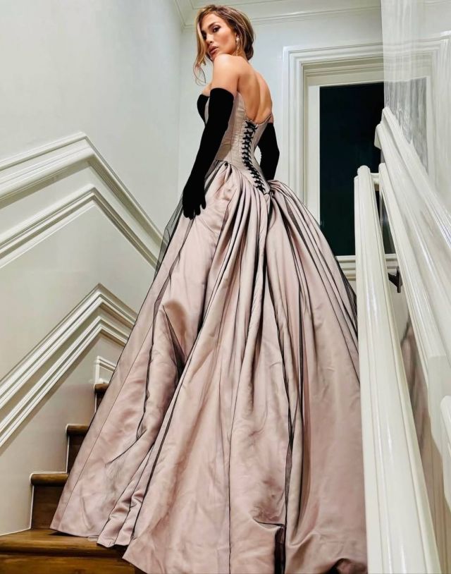  جينيفر لوبيز بإطلالة من توقيع تمارا رالف