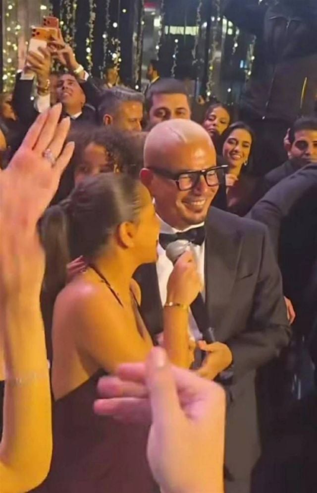 عمرو دياب يفاجئ ابنته جنا: أنت اللي نجحتيني (فيديو)