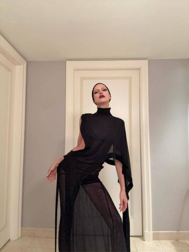 إيرينا شايك تستعرض قوامها