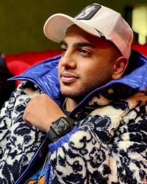 أوس أوس يتهم شخصاً في محضر رسمي بتهديده وابتزازه