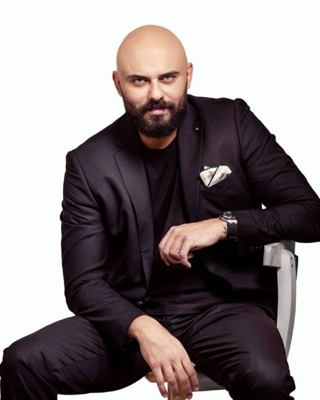 أحمد صلاح حسني ملزم بحكم المحكمة بدفع 100 ألف جنيه لمواطن