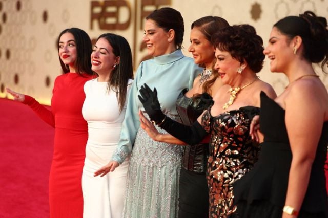 نيللي كريم ولبلبة مع مخرجة الفيلم وأبطاله في عرضه الأول