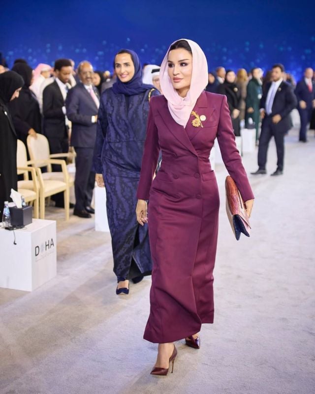 الشيخة موزة بإطلالة شتوية محتشمة 