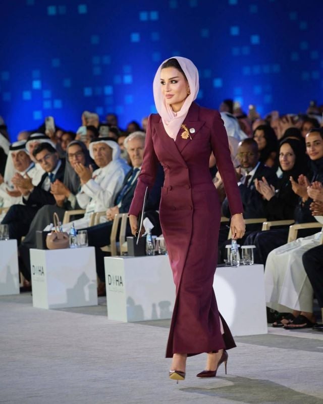 الشيخة موزة بنت ناصر تنسق اللون البرغندي بطريقة ساحرة