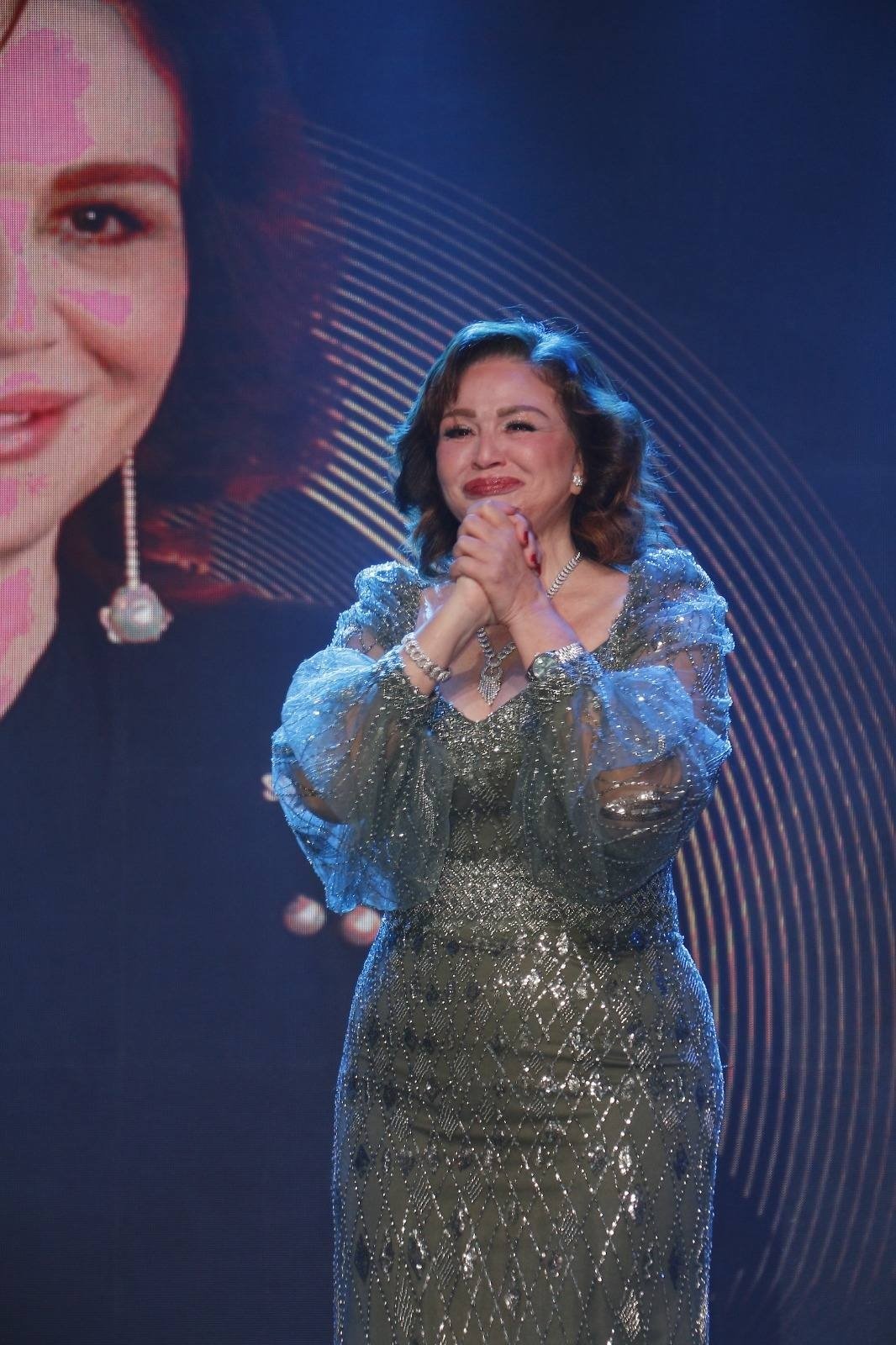 إلهام شاهين تحيي الجمهور وتبكي لحظة التكريم
