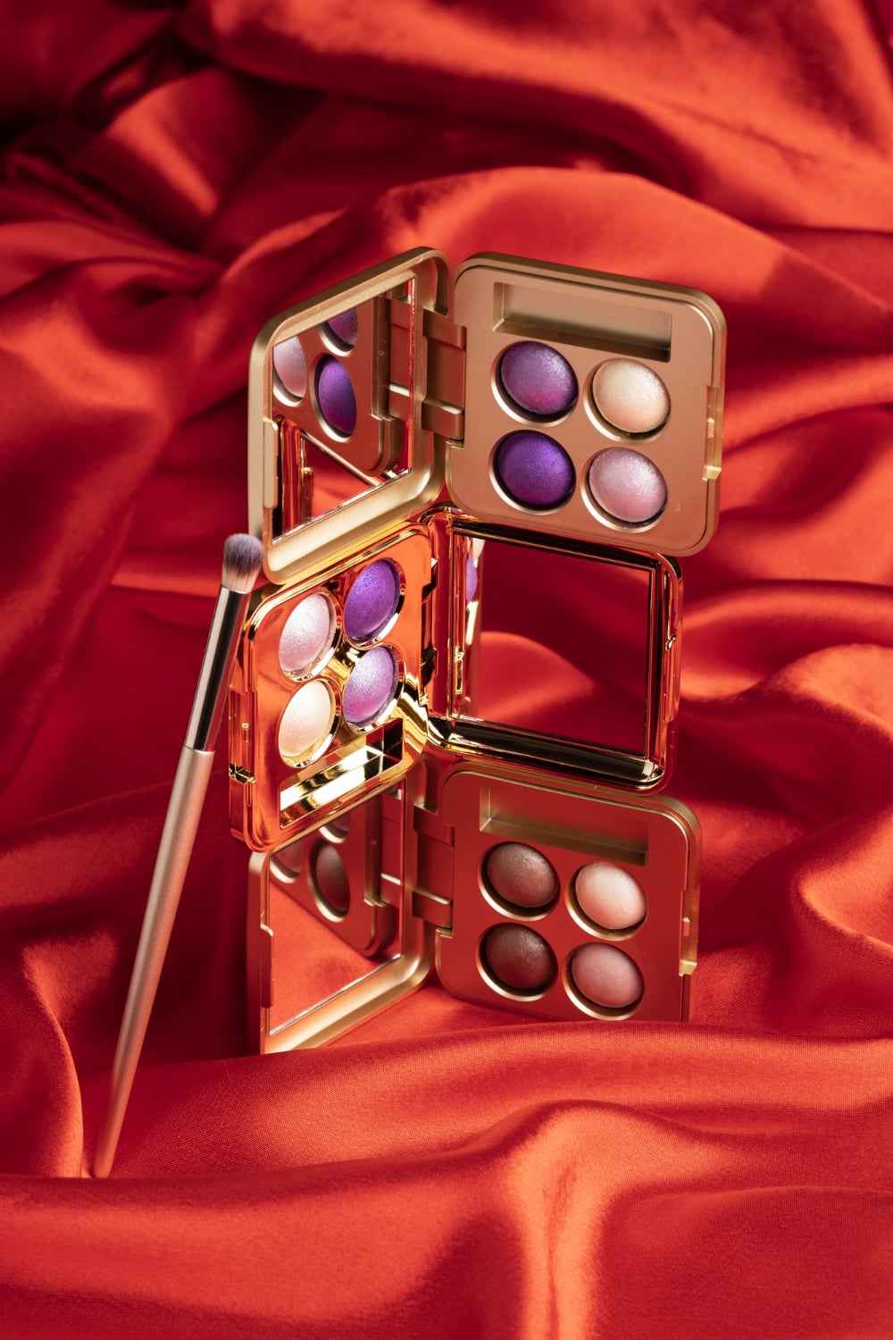 العيون البنفسجية والذهبية للبشرة السمراء