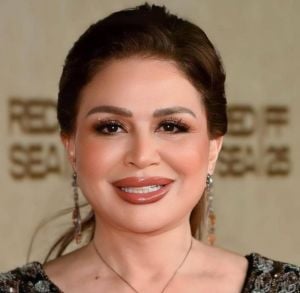 إلهام شاهين تعلن ختام زيارتها الى السعودية من أمام الكعبة وهذا ما فعلته