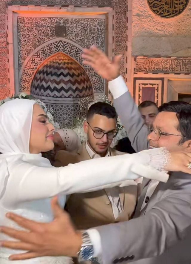 محمد هنيدي يحتضن ابنته بعد عقد القران