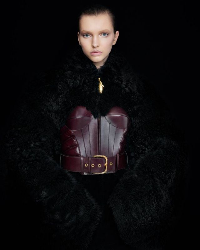 من مجموعة أزياء SCHIAPARELLI لخريف وشتاء 2025-2026