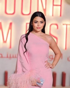 أسماء جلال تتوعّد مروّجي شائعات خلافاتها مع والدتها 