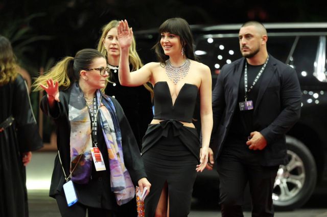 داكوتا جونسون لحظة وصولها