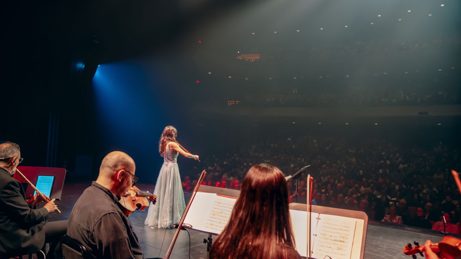 أمل القرمازي تعزف أمل القرمازي تعزف