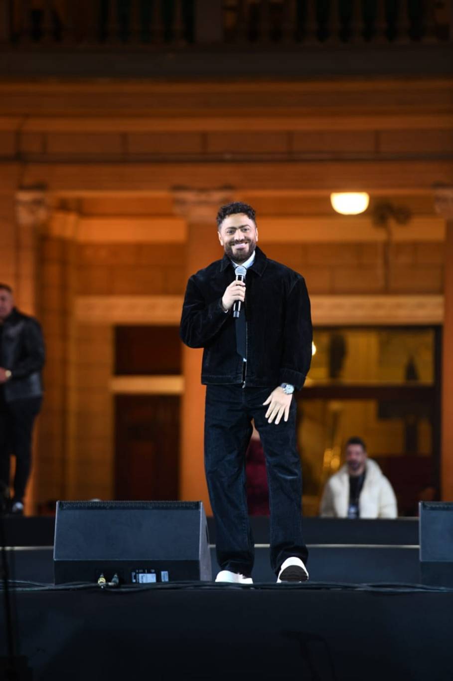 تامر حسني يتلقى استقبالاً كبيراً في أحدث حفلاته بعد الأزمة الصحية (صور)