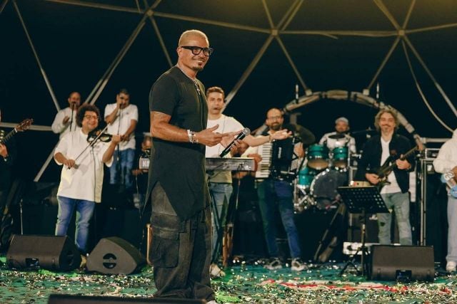 النجم عمرو دياب يتفاعل مع الجمهور