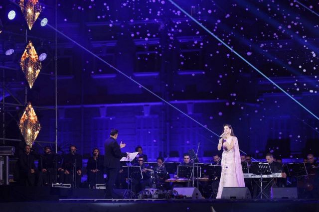 آمال ماهر على المسرح