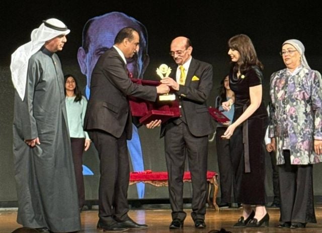 محمد صبحي يتسلّم درع التكريم