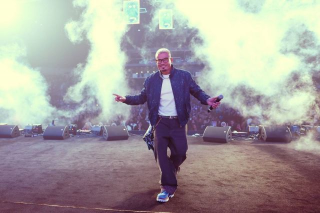 عمرو دياب يرقص على المسرح