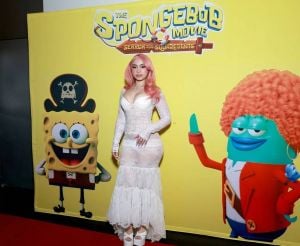 آيس سبايس بإطلالة من الدانتيل الأبيض في عرض فيلم "سبونج بوب" 