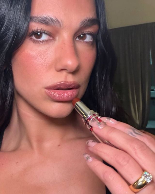 دوا ليبا تضع أحمر الشفاه