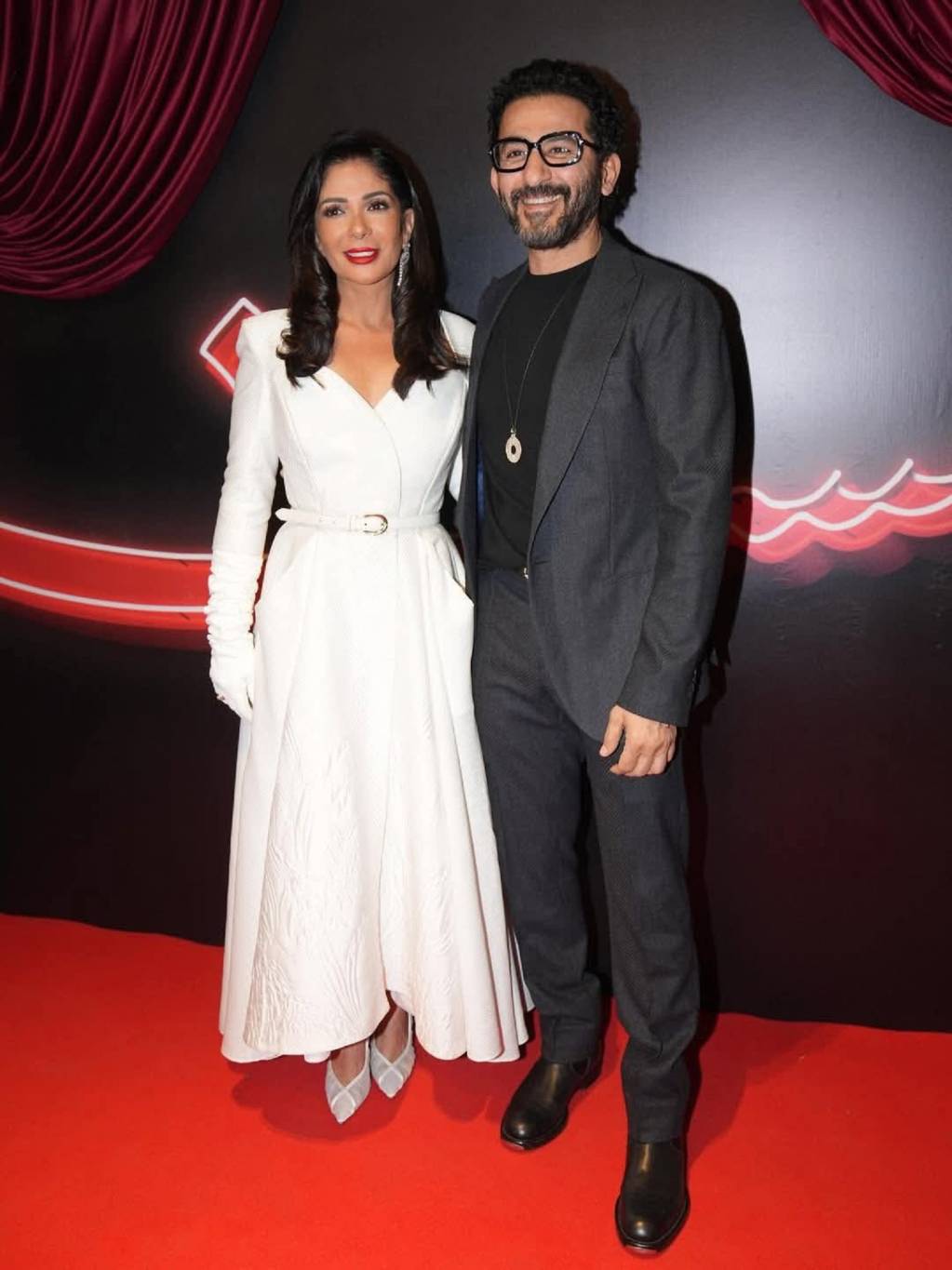 نجوم الفن يشيدون بمنى زكي في 