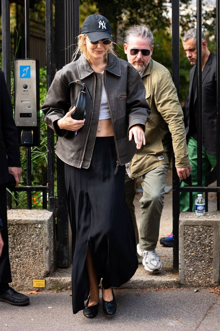 جيجي حديد تعيد ارتداء سترتها الجلدية للمرة الثالثة... بأسلوب مختلف