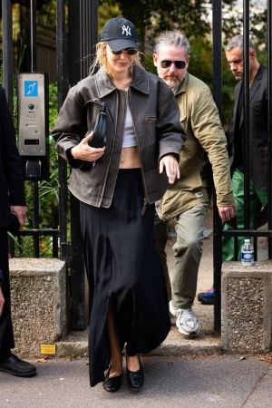 جيجي حديد تعيد ارتداء سترتها الجلدية للمرة الثالثة... بأسلوب مختلف