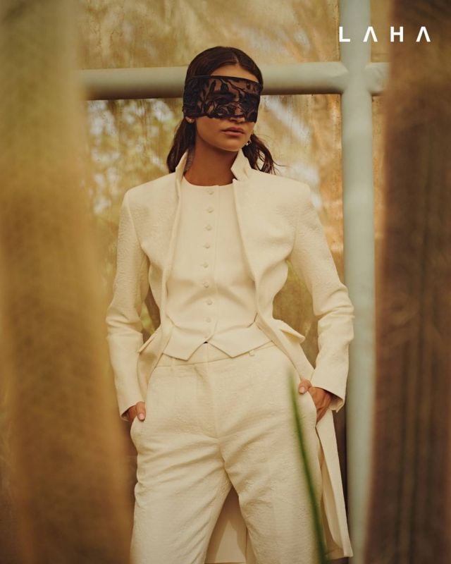 ماسك أسود مزخرف، أقراط، جاكيت، Waistcoat وبنطلون باللون الأبيض من Dior 