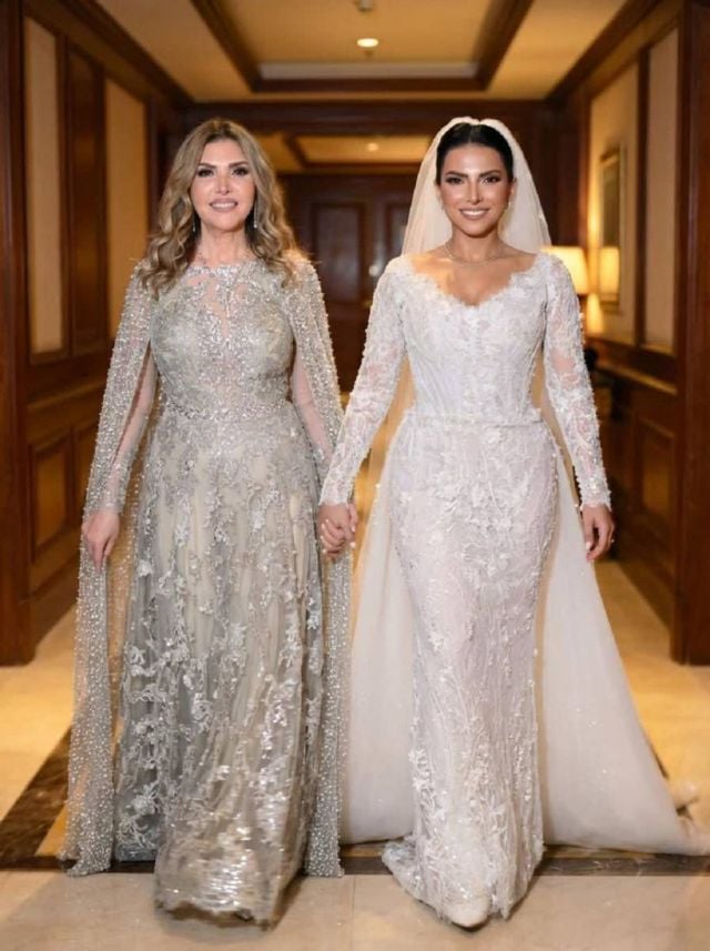نادية مصطفى وابنتها العروس معاً