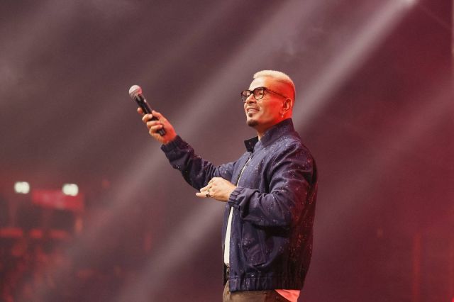 عمرو دياب يتفاعل مع الجمهور