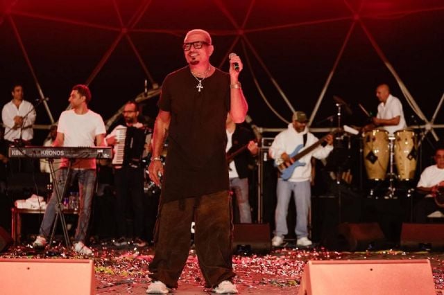 النجم عمرو دياب يرقص على المسرح