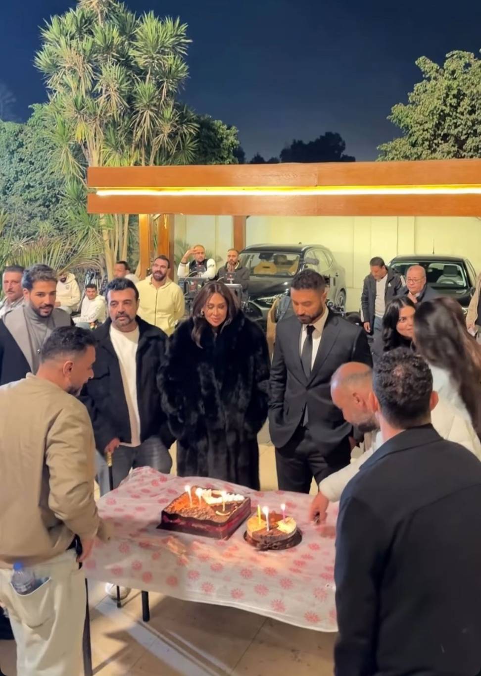 إنجي كيوان وعمرو محمود ياسين ونجله محمود يحتفلون بكريم فهمي