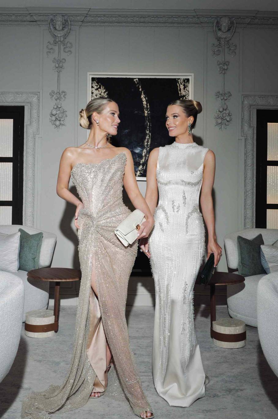 ابنتا أخت الأميرة ديانا تتألقان بفساتين استغرق صنعها 300 ساعة