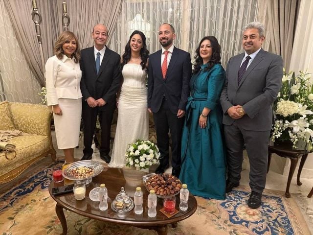 عائلتا العروسين في صورة عائلية