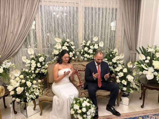 نور عمرو أديب وعروسه يقرآن الفاتحة