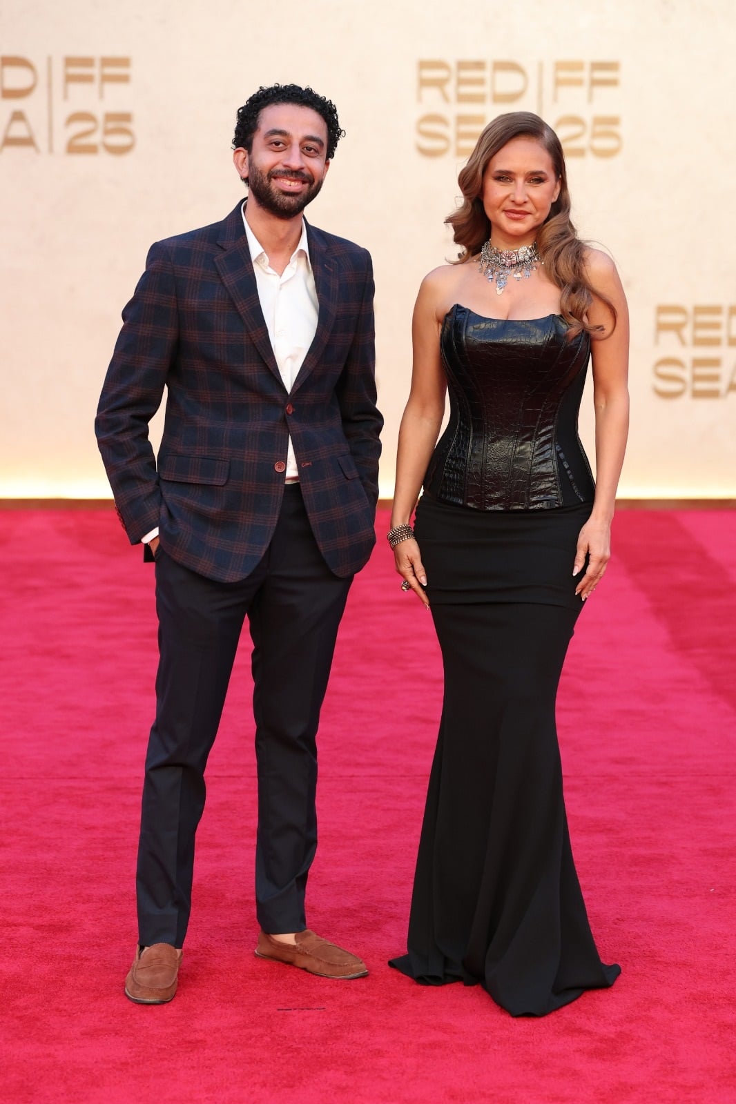 نيللي كريم مع أحد صناع فيلم جوازة ولا جنازة