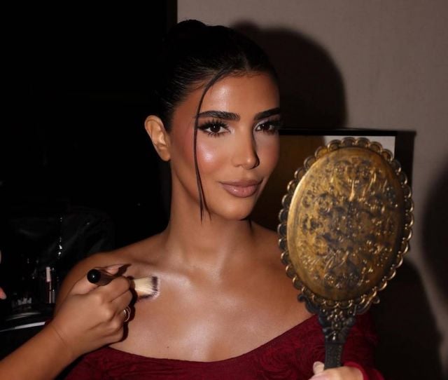 ريم سامي تتألق بفستان أنيق من الدانتيل الشفاف 