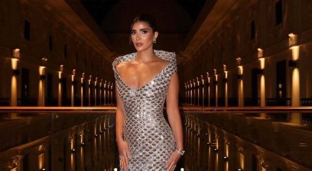 مي عمر وريم سامي تخطفان الأنظار ببريق معدني على السجادة الحمراء في مهرجان البحر الأحمر