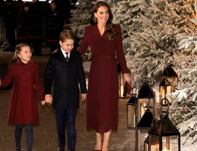 كيت ميدلتون والأميرة شارلوت بإطلالات متناسقة في قصر باكنغهام