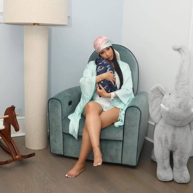 كاردي بي تشارك الصور الأولى مع مولودها الجديد 